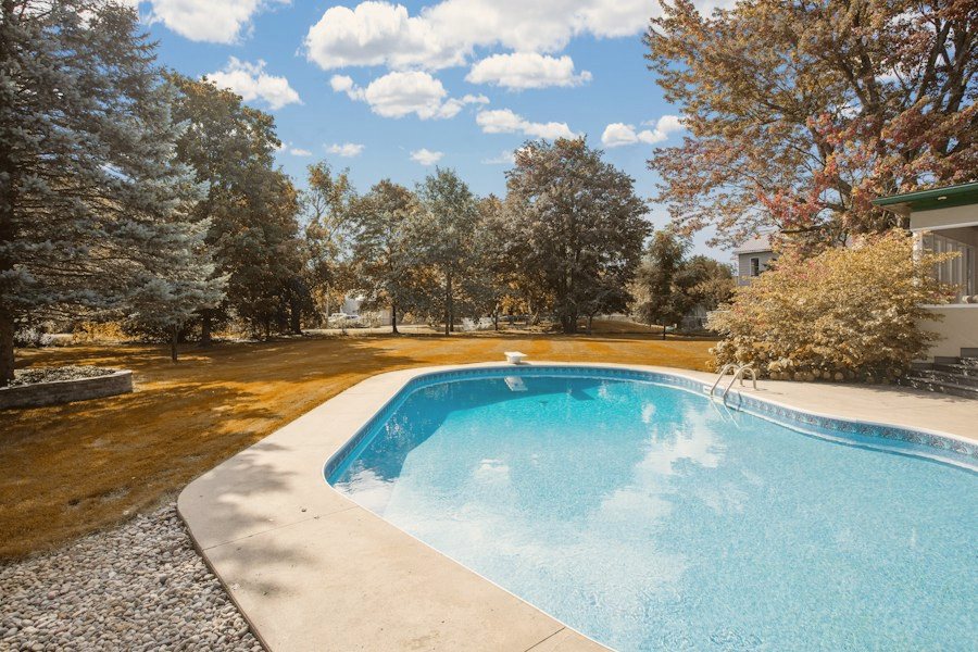 The pool in autumn