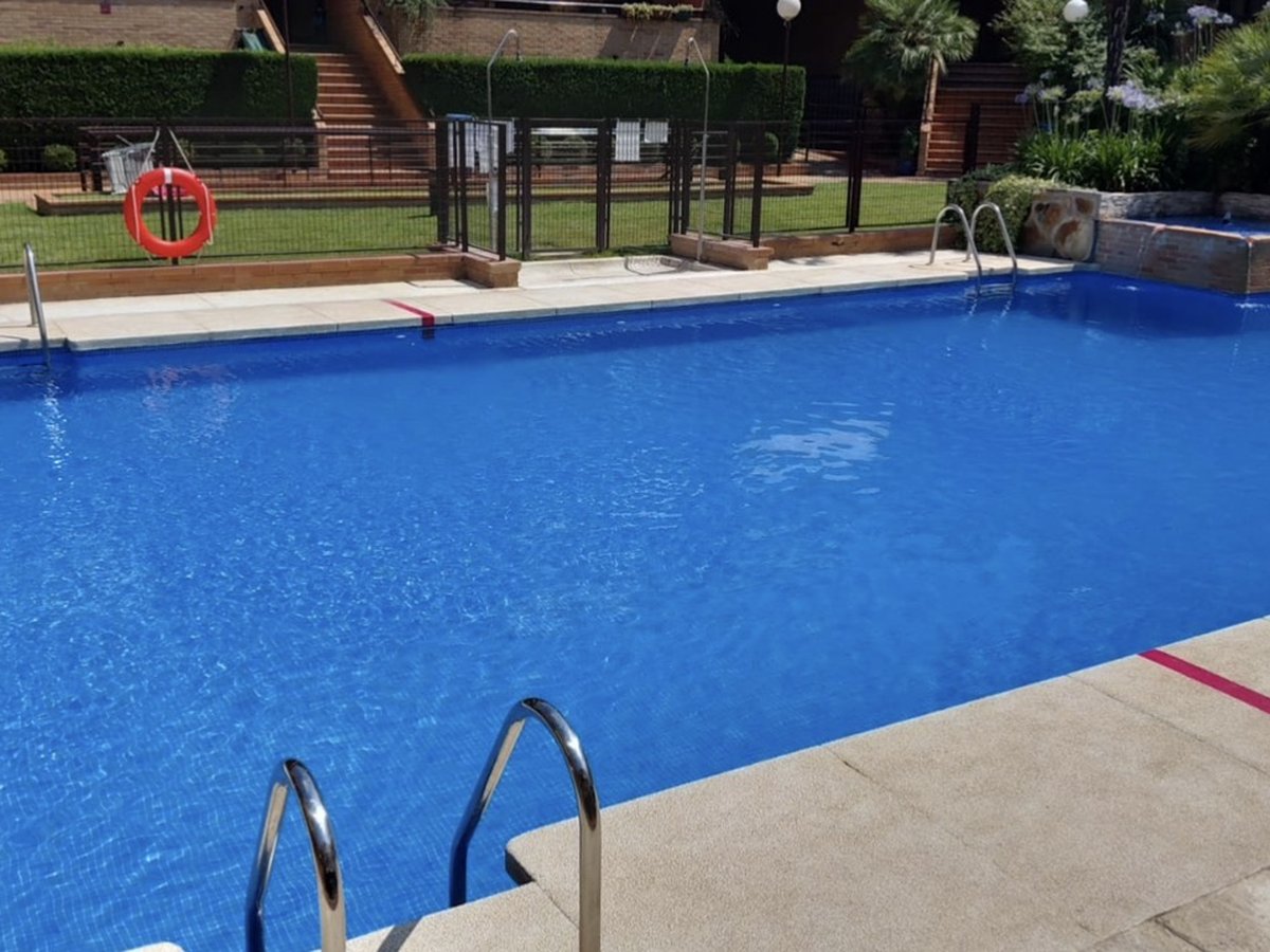Pool with crystal-clear water, after Piscinas D'Martinez's work