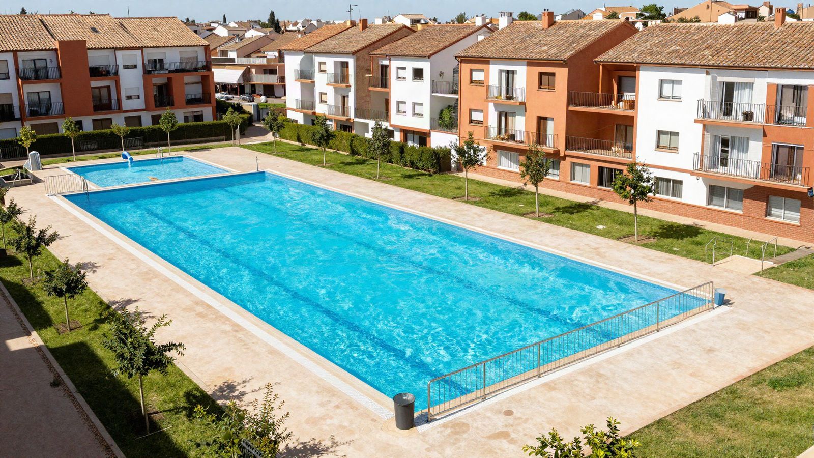 Vista elevada de una gran piscina comunitaria con piscina infantil